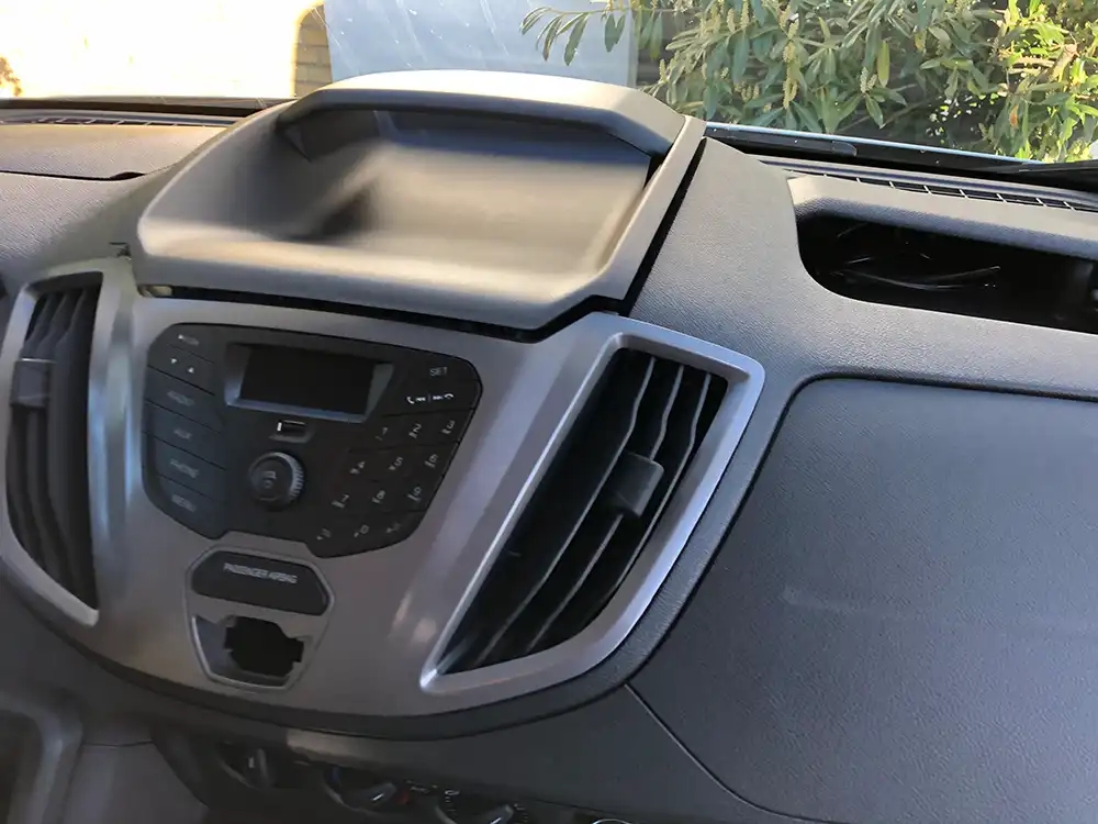 Custom Audio bilstereo monteringsbilleder Ford Transit Camper