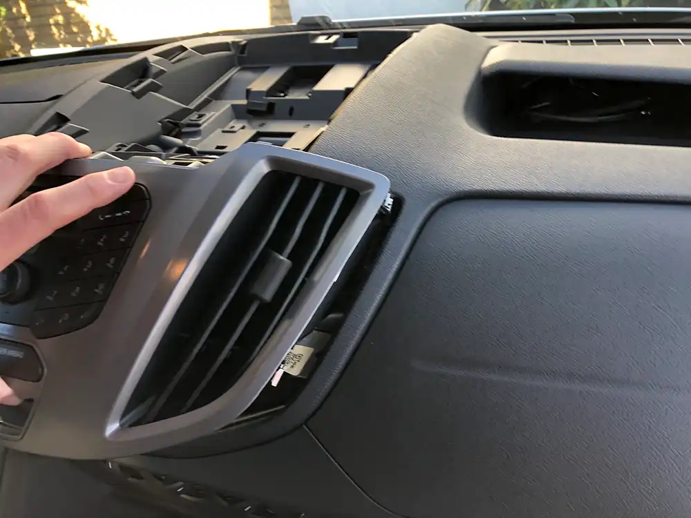 Custom Audio bilstereo monteringsbilleder Ford Transit Camper