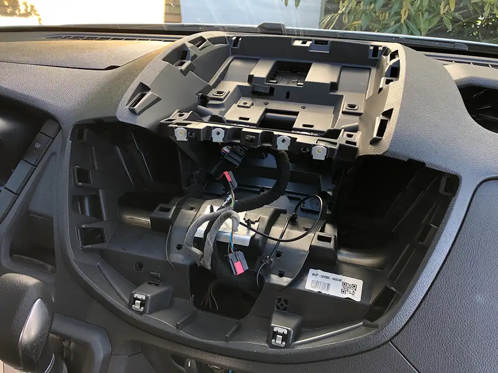 Custom Audio bilstereo monteringsbilleder Ford Transit Camper
