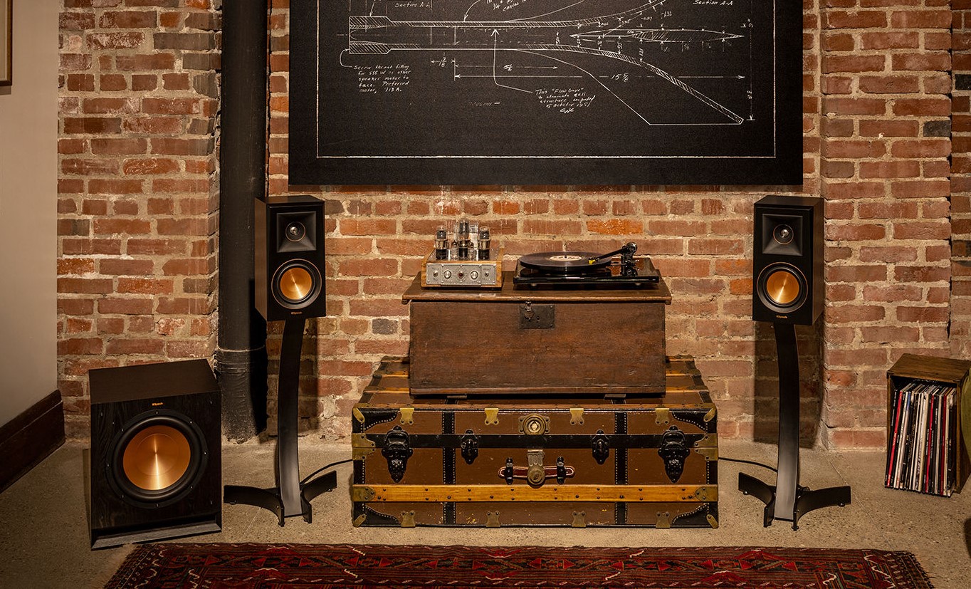 Klipsch-RP-500M-Lifestyle