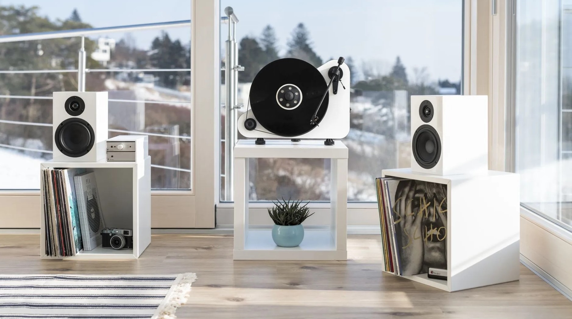 Pro-Ject-VT-E-BT-lifestyle