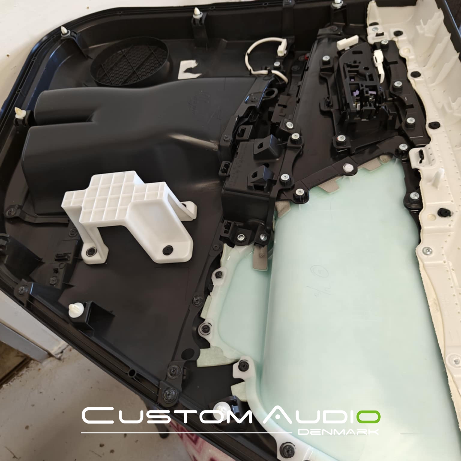 Toyota bZ4X bilstereo montering