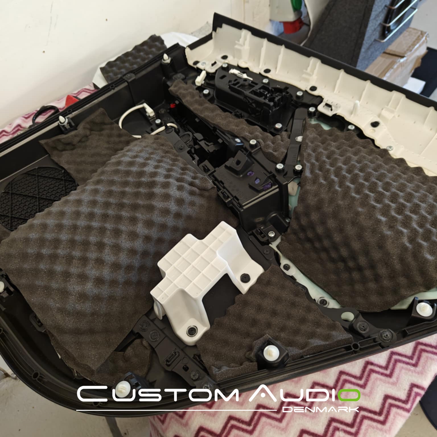 Toyota bZ4X bilstereo montering