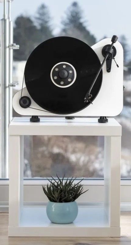 Pro-Ject-VT-E-BT-lifestyle