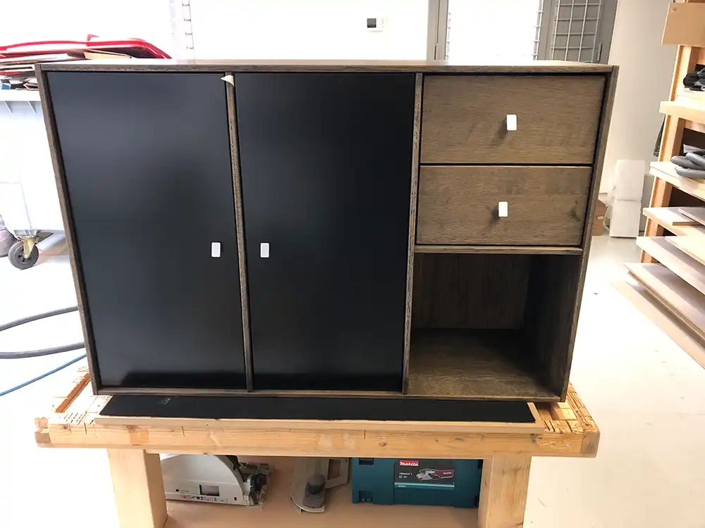 Custom Audio billeder af montering af subwoofer i skæmk
