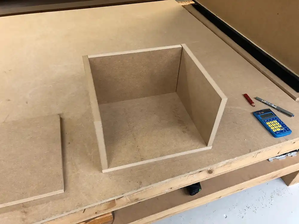 Custom Audio billeder af montering af subwoofer i skæmk