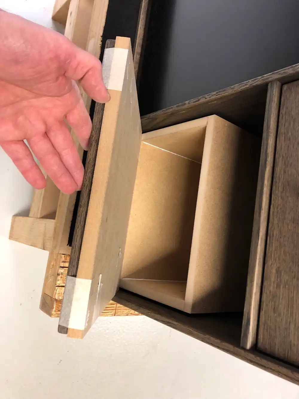 Custom Audio billeder af montering af subwoofer i skæmk