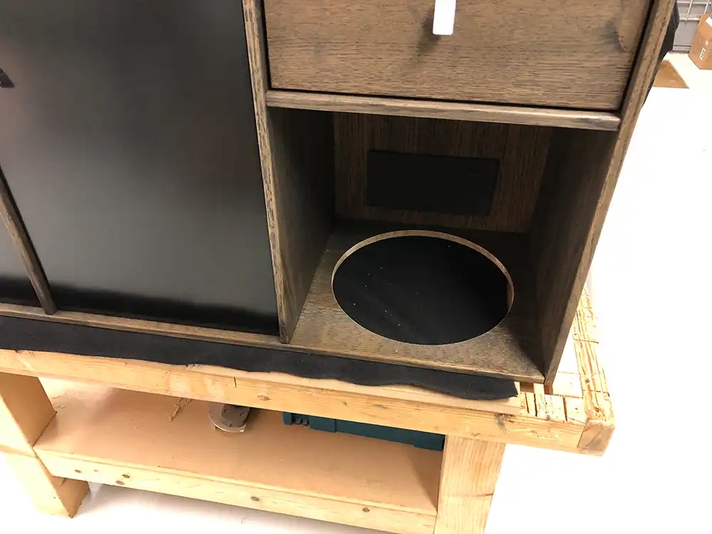 Custom Audio billeder af montering af subwoofer i skæmk