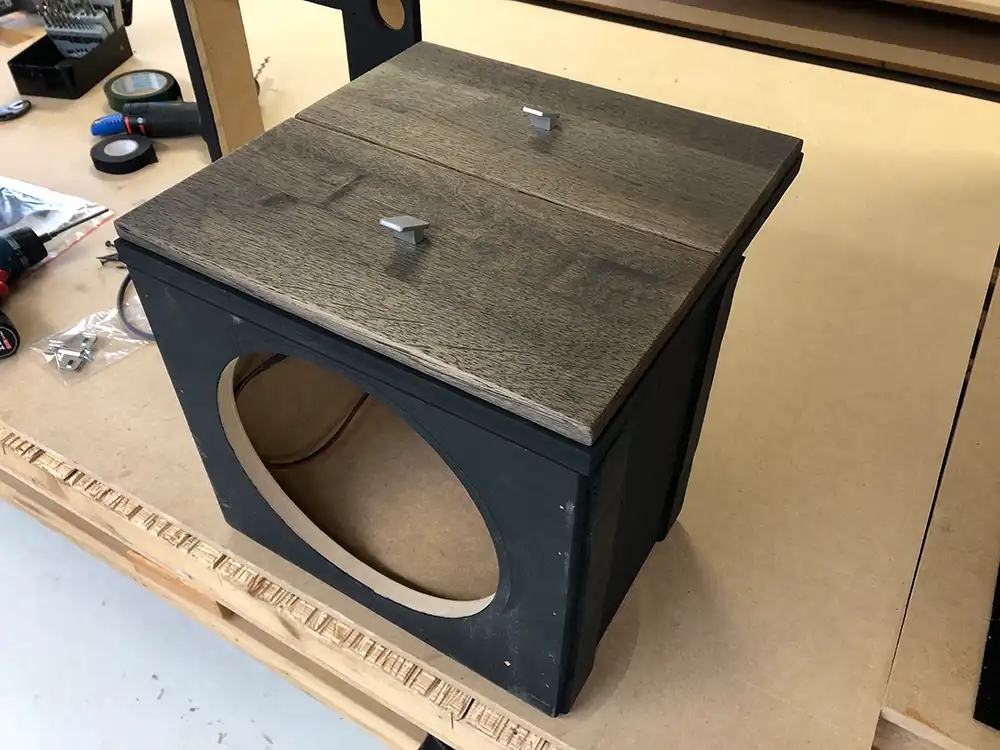 Custom Audio billeder af montering af subwoofer i skæmk