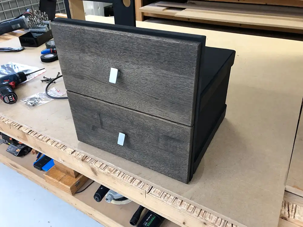 Custom Audio billeder af montering af subwoofer i skæmk
