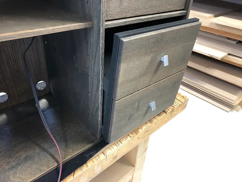 Custom Audio billeder af montering af subwoofer i skæmk