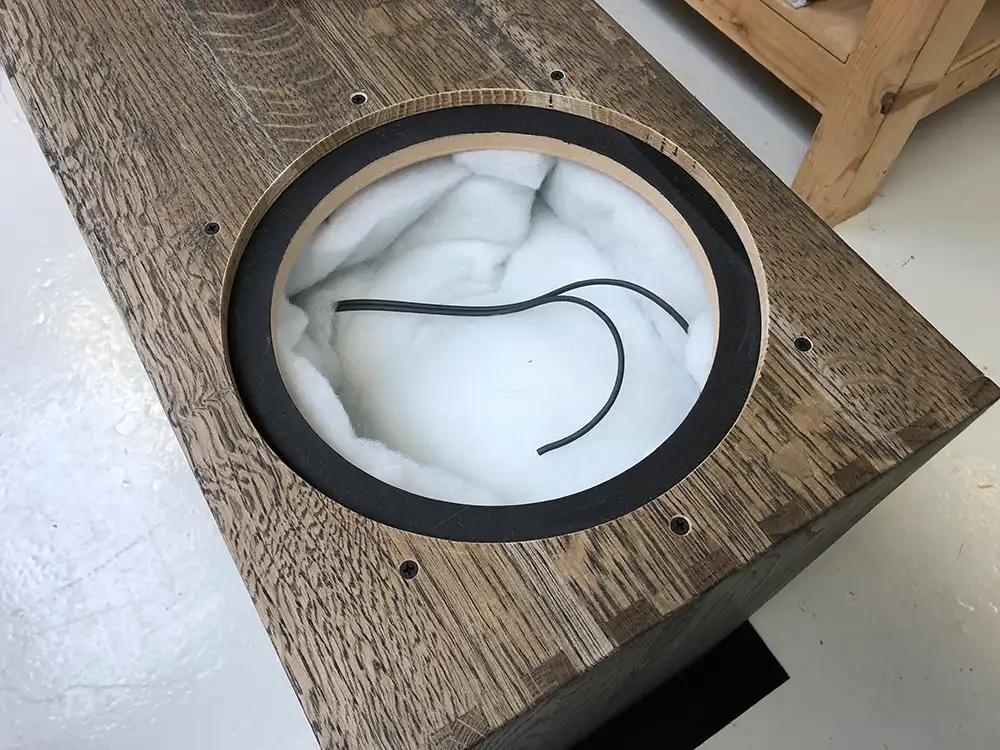 Custom Audio billeder af montering af subwoofer i skæmk