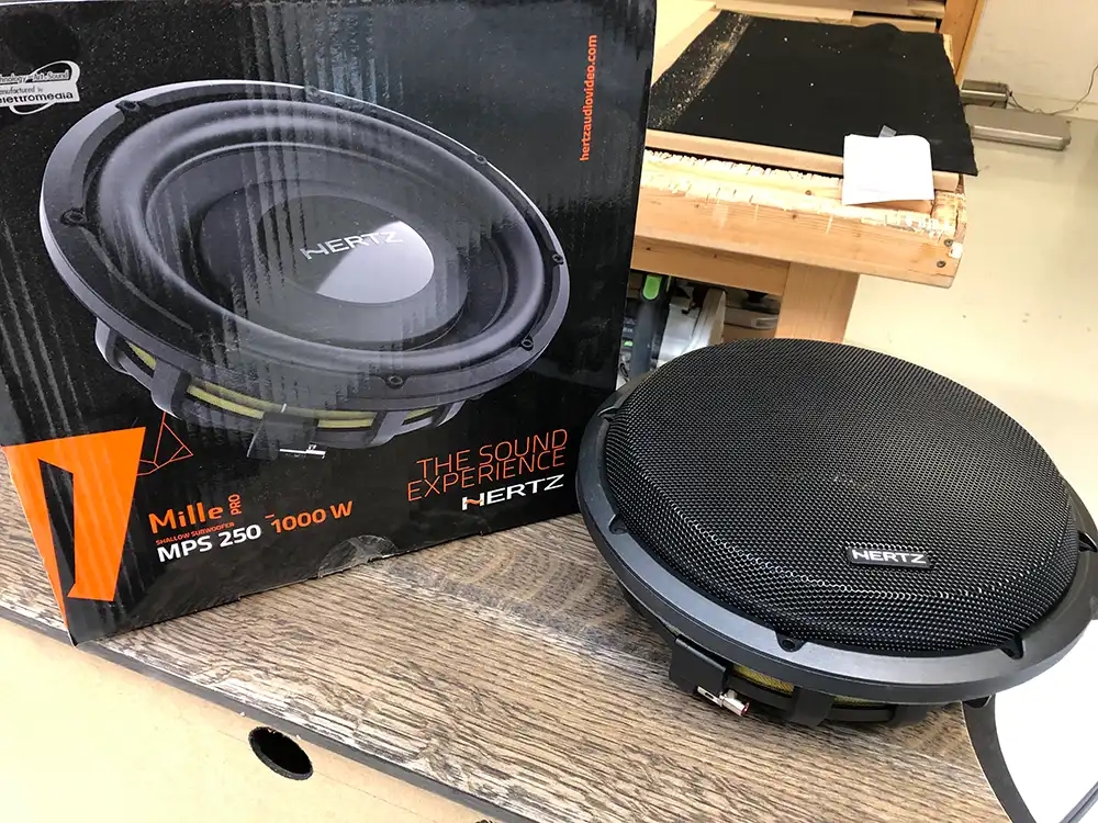Custom Audio billeder af montering af subwoofer i skæmk