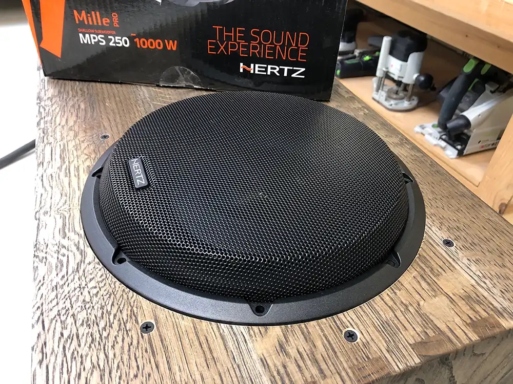 Custom Audio billeder af montering af subwoofer i skæmk