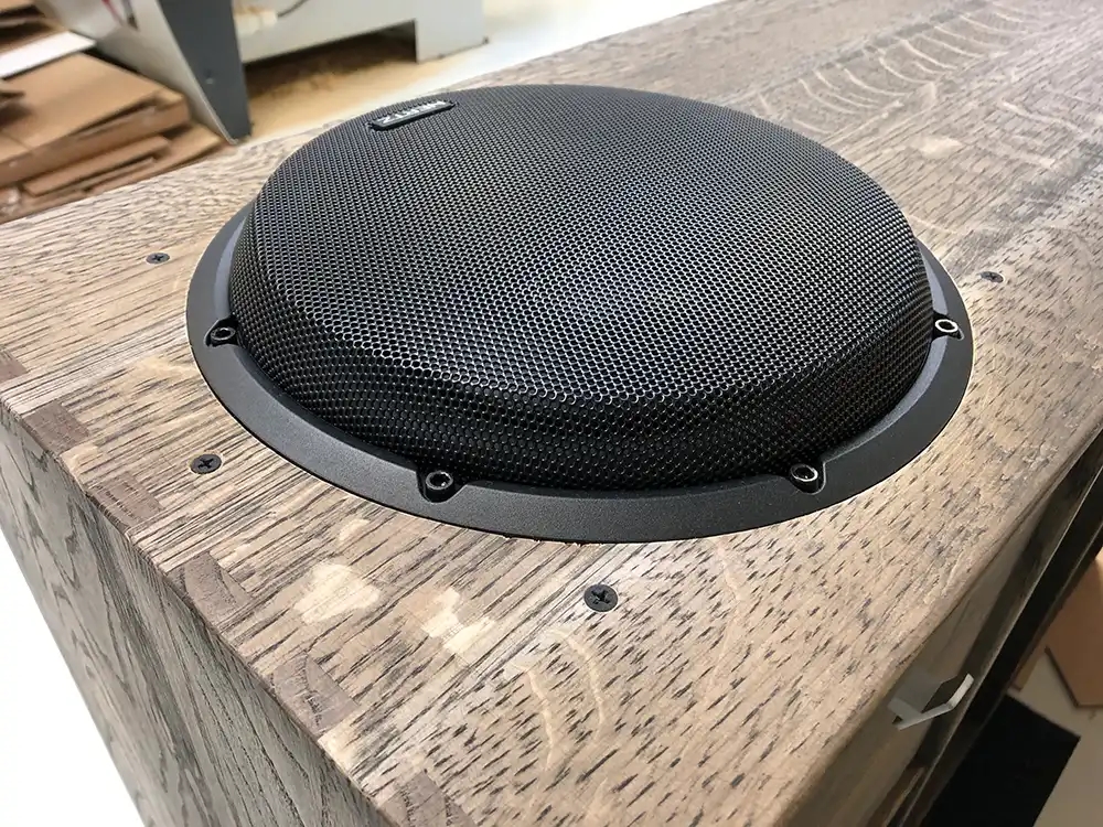 Custom Audio billeder af montering af subwoofer i skæmk