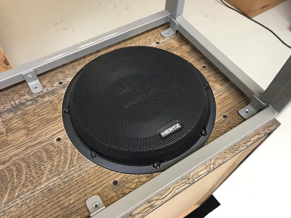 Custom Audio billeder af montering af subwoofer i skæmk