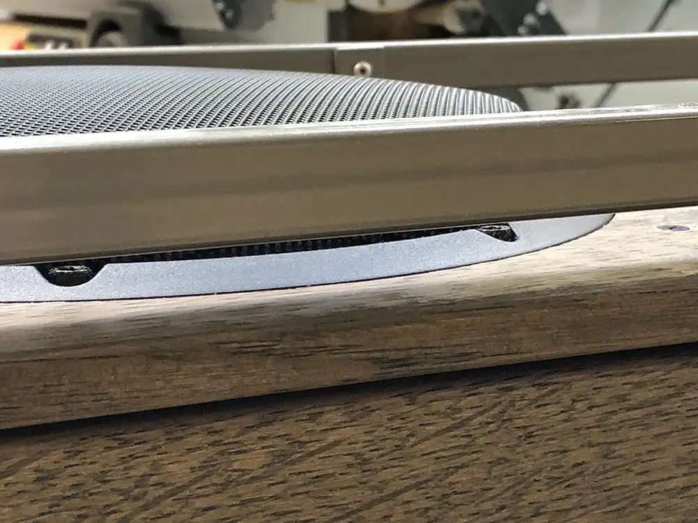 Custom Audio billeder af montering af subwoofer i skæmk
