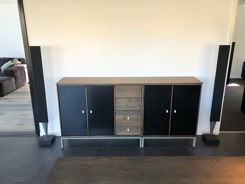 Custom Audio billeder af montering af subwoofer i skæmk