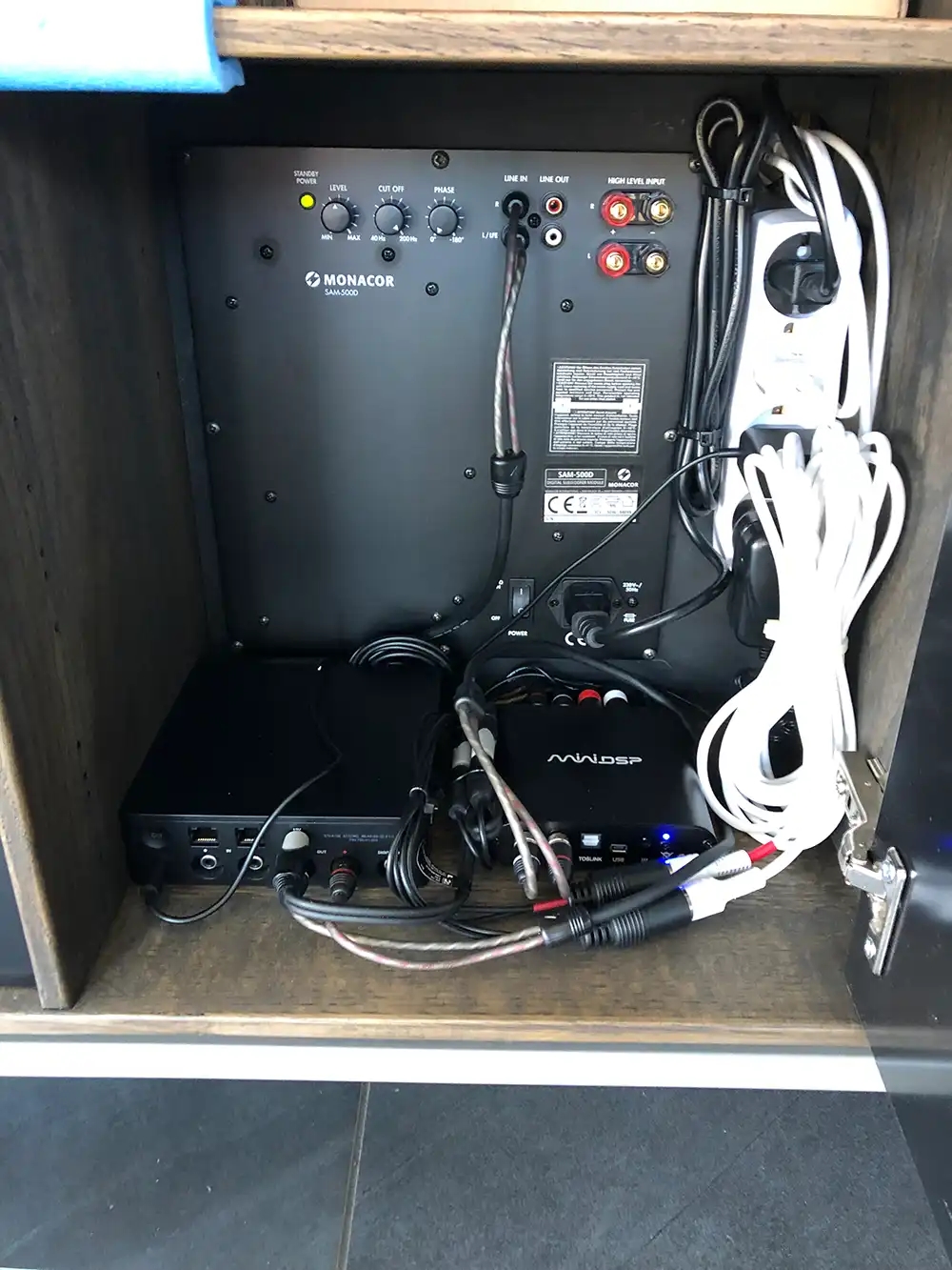 Custom Audio billeder af montering af subwoofer i skæmk