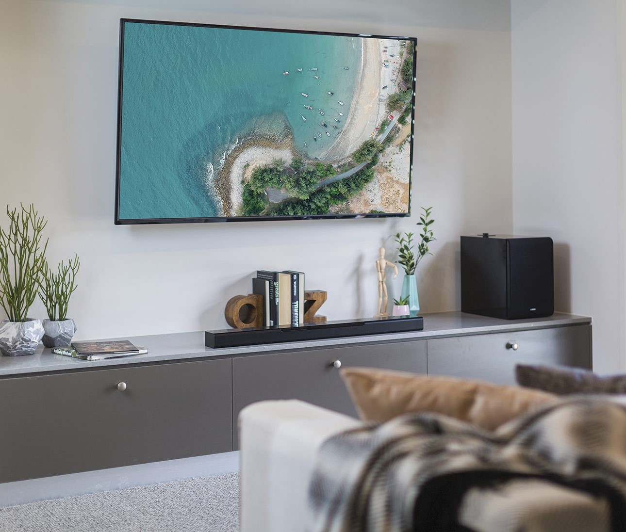 yamaha-musiccast-sub-100-with-bar-lifestyle