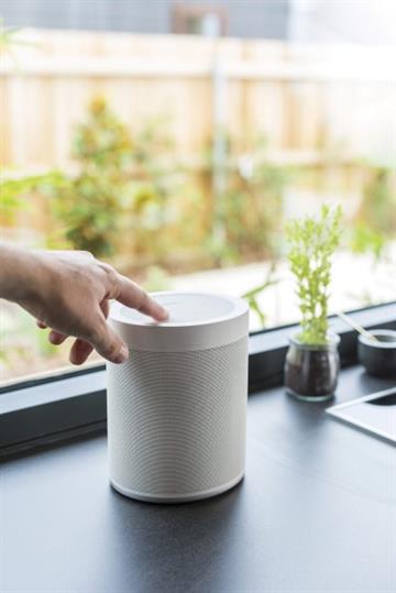 Yamaha MusicCast 20 Sort Smart højttaler står i en køkken