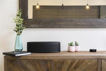 Yamaha MusicCast 50 Sort Smart højttaler står i en stue