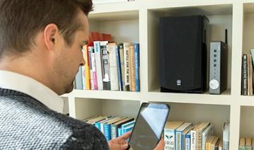 Yamaha MusicCast WXA-50 Integreret forstærker med musikstreaming står i en reol